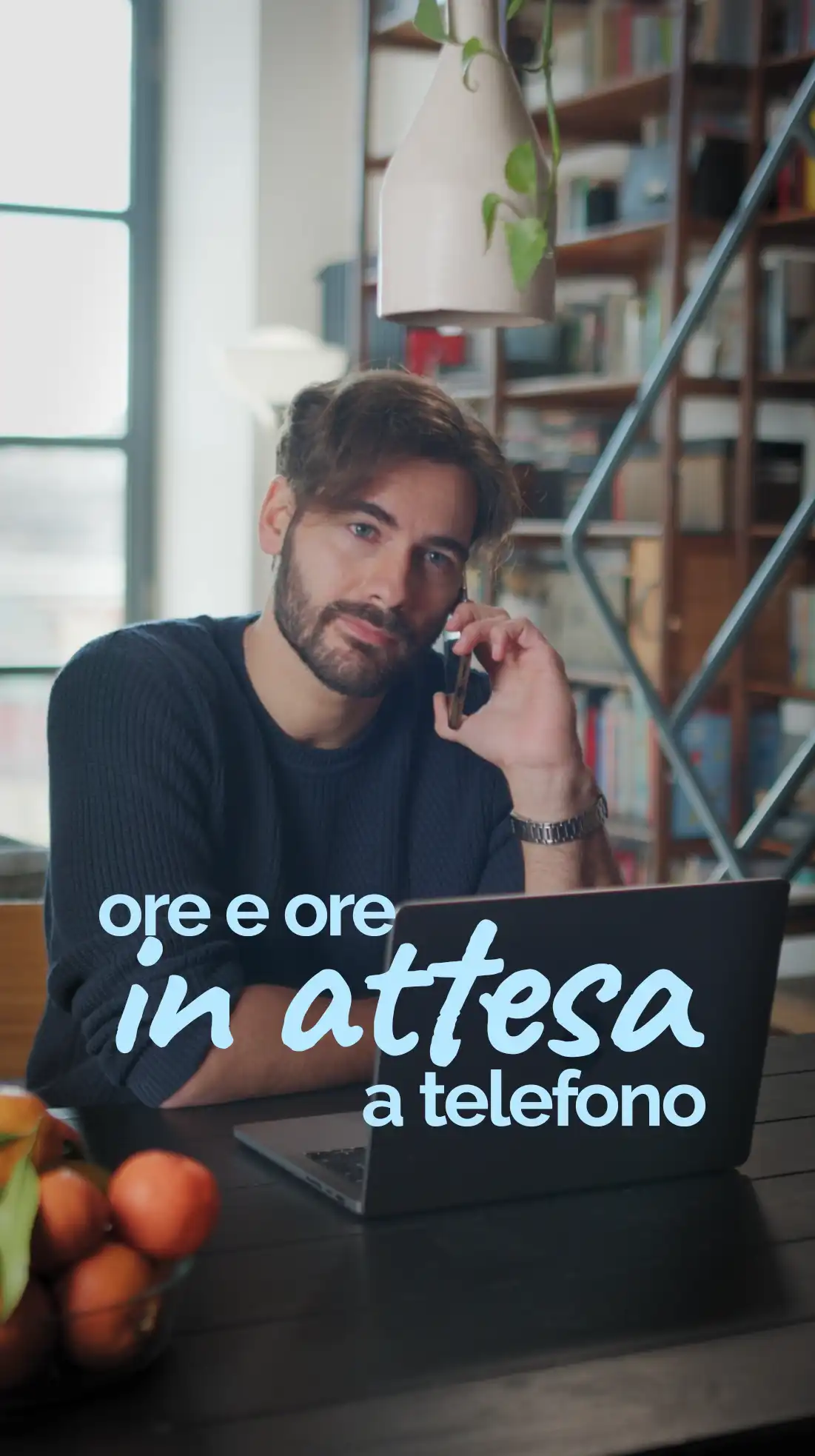 anteprima video social, Ragazzo a telefono con didascalia ore e ore a telefono