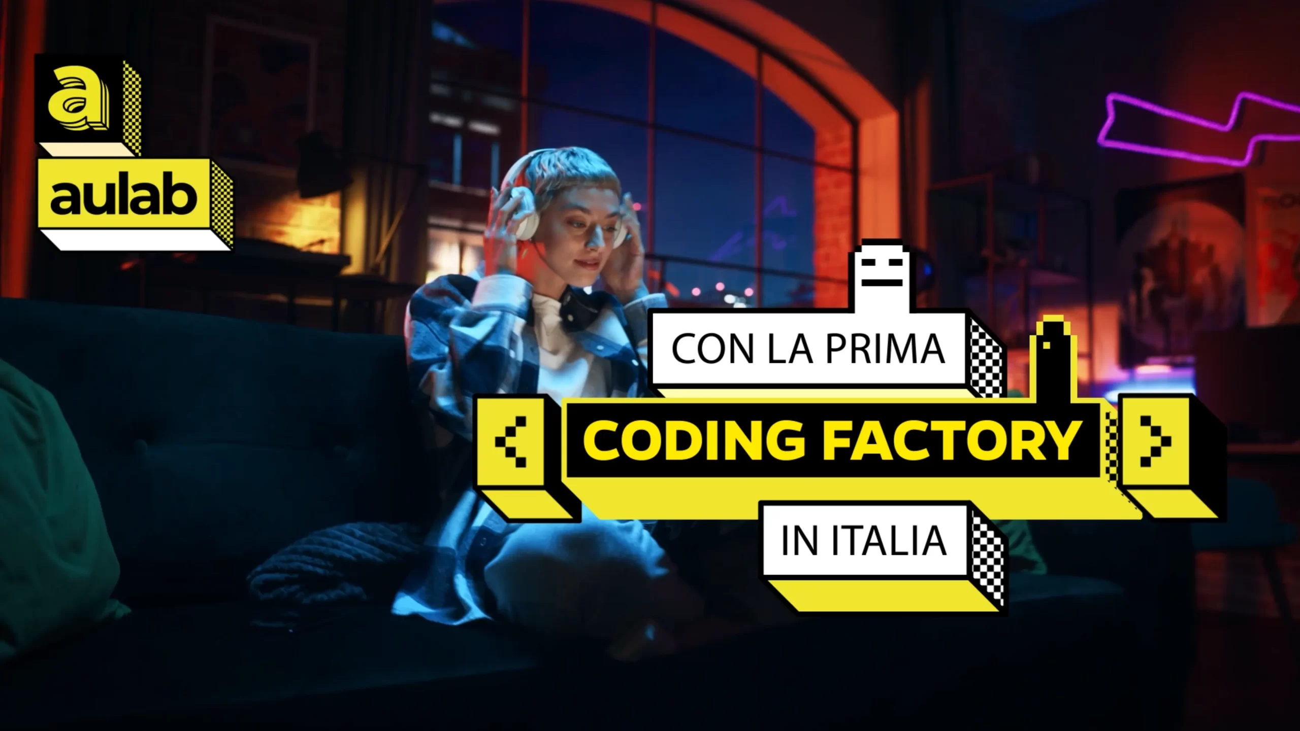 anteprima di video per spot aulab, mostra una ragazza con le cuffiette davanti a laptop con luci colorate al neon, la scritta recita la prima coding factory in italia.